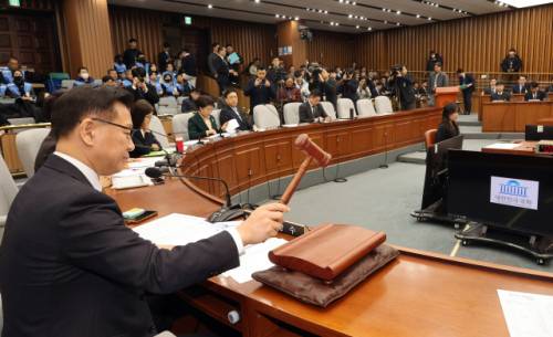 ◇국회 12.29 여객기 참사 진상규명을 위한 국정조사특별위원회 이양수 위원장이 22일 국회에서 회의 시작을 알리고 있다. 연합뉴스