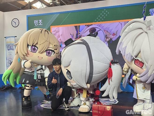 괴롭히는거 아니죠? (사진= 서동규 기자)