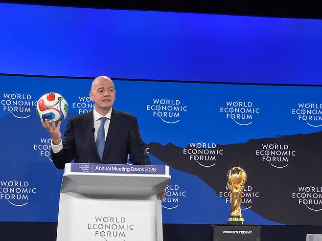 22일 스위스 다보스포럼에서 열린 월드컵축구 킥오프 세션에서 잔니 인판티노 국제축구연맹(FIFA) 회장이 월드컵 공인 축구공을 들어보이며 연설하고 있다./ 최우석 기자