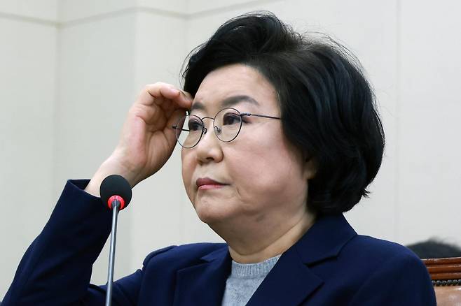 이혜훈 기획예산처 장관 후보자가 23일 서울 여의도 국회에서 열린 재정경제기획위원회의 인사청문회에서 의원 질의를 들으며 머리카락을 넘기고 있다. 2026.01.23. 뉴시스