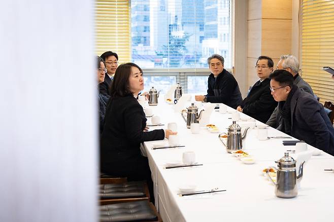더불어민주당 초선의원 모임인 ‘더민초’ 의원들이 23일 서울 여의도 한 식당에서 정청래 대표의 조국혁신당 합당 추진 등과 관련해 오찬 회동을 하고 있다. 2026.1.23/뉴스1