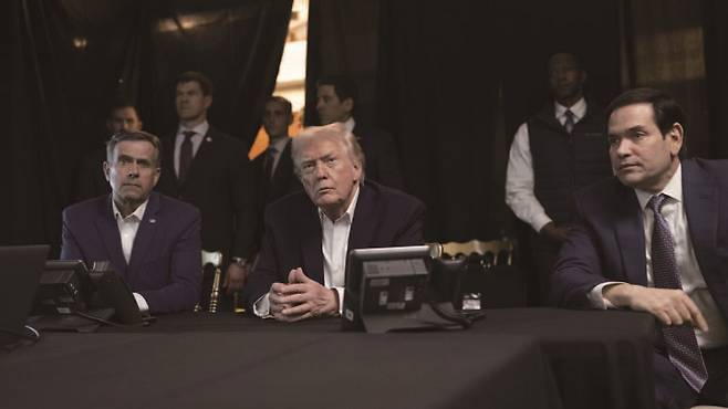 도널드 트럼프 미국 대통령이 1월 3일 플로리다주 자신의 별장인 마러라고 리조트에서 베네수엘라 침공 작전을 지켜보는 모습. /사진 트럼프 트루스소셜 계정