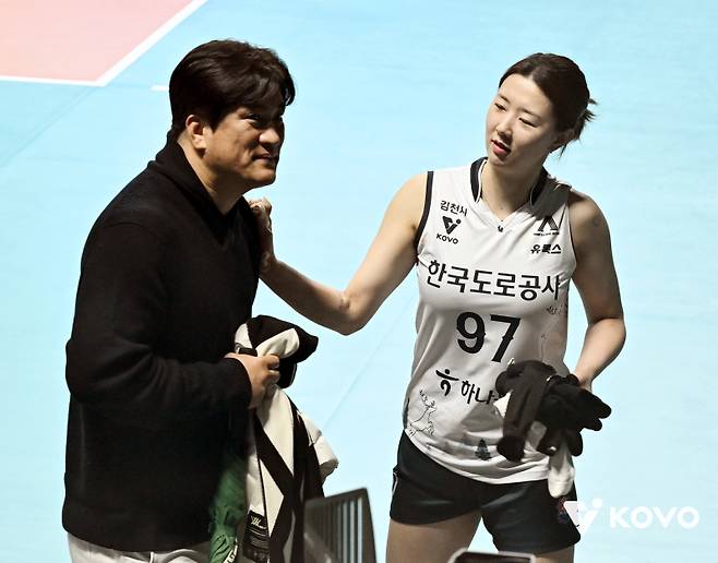 차상현(왼쪽) 감독과 한국도로공사 강소휘. 사진=KOVO