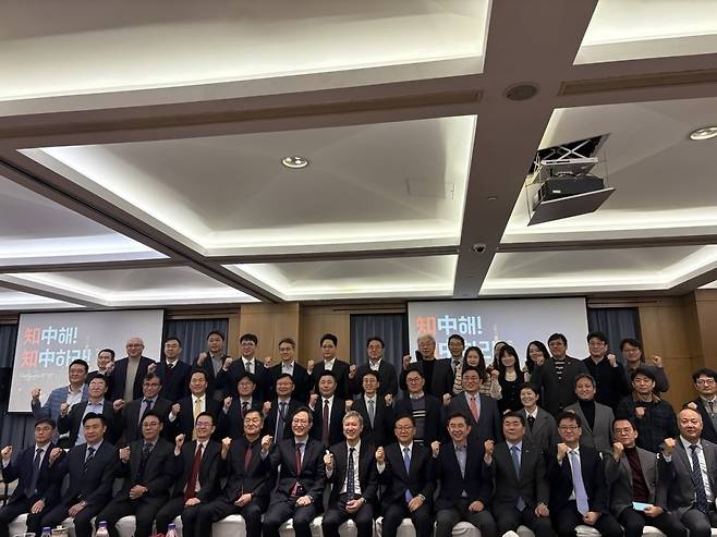 중국 베이징 힐튼호텔에서 열린 중국한국상회 주최 모닝포럼에 노재헌 주중한국대사와 한국 기업, 연구기관들이 대거 참석해 중국 첨단기술 발전 배경을 분석하고 향후 한국 기업들의 대응 전략에 대해 논의했다. 베이징=김은정 특파원