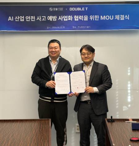 김영준 더블티 대표(왼쪽)와 류호진 노무법인 정율 대표 노무사가 MOU 체결 후 기념사진을 촬영하고 있다./사진제공=더블티