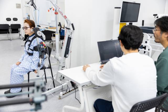 ▲ 연구진이 환자가 직접 웨어러블 로봇을 착용하고 움직이는 상태에서 측정되는 데이터를 분석하는 모습. ⓒETRI