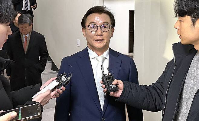 통일교 금품 수수 의혹을 받는 전재수 전 해양수산부 장관이 지난해 12월 20일 서울 서대문구 경찰청 국가수사본부에서 피의자 조사를 마치고 나서고 있다. 뉴시스