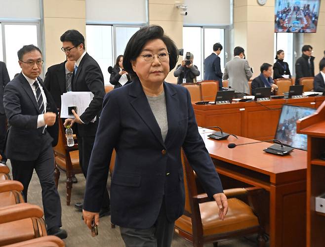 이혜훈 기획예산처 장관 후보자가 23일 국회 재정경제기획위원회에서 열린 인사청문회에서 오전 질의를 마치고 청문회장을 나서고 있다. ⓒ연합뉴스