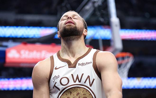 스테픈 커리가 23일 미국 텍사스주 댈러스의 아메리칸 에어라인스 센터에서 열린 댈러스 매버릭스와 2025~2026 미국프로농구 정규리그 원정 경기 도중 아쉬운 표정을 짓고 있다. 댈러스 | Imagn Images연합뉴스