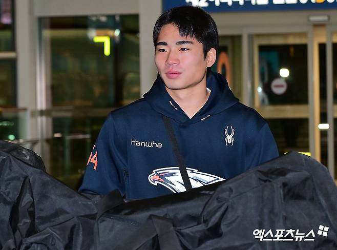 2026시즌 스프링캠프 훈련에 나서는 한화 이글스 선수단이 23일 오전 인천국제공항을 통해 호주 멜버른으로 출국했다. 출국장으로 향하는 한화 오재원. 인천공항, 김한준 기자