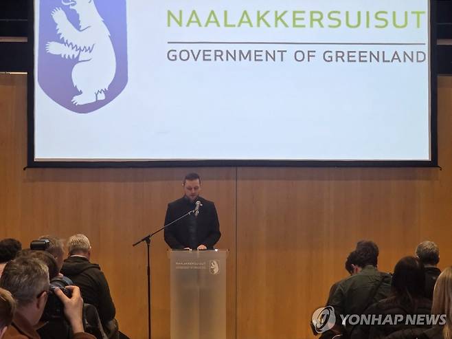기자회견하는 닐센 그린란드 총리 (누크=연합뉴스) 현윤경 특파원 = 옌스-프레데리크 닐센 그린란드 총리가 22일(현지시간) 덴마크 수도 누크의 문화센터에서 내외신 기자들을 상대로 회견을 하고 있다. 2026.1.23 ykhyun14@yna.co.kr