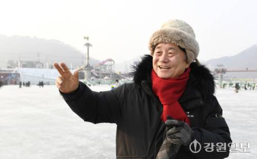 ◇화천산천어축제를 17년 연속 밀리언 페스티벌로 이끈 최문순 화천군수가 24일 “산천어축제는 화천군민의 자부심”이라며 “화천의 얼지 않는 인정, 녹지 않는 겨울추억을 세계인에게 선사하겠다”고 밝혔다.