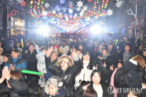 ◇축제 기간에는 매주 토요일마다 선등거리 페스티벌이 열려 관광객에게 또다른 볼거리를 선사하고 있다.