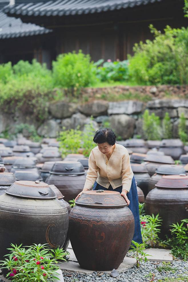 신세계백화점과 협업하는 기순도 장인이 장을 담그는 모습. 사진=신세계백화점