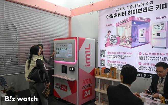 15일 서울 강남구 코엑스에서 열린 '프랜차이즈 창업 박람회 2026'을 찾은 관람객들이 무인 카페 부스를 둘러보고 있다./사진=이명근 기자 qwe123@