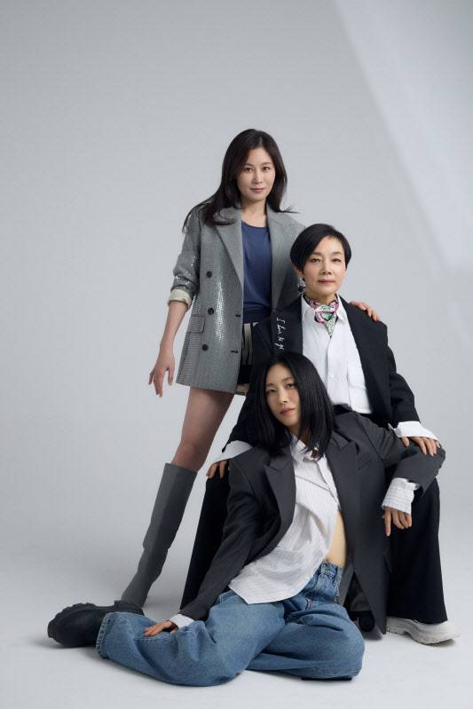 배우 문소리(왼쪽부터)와 안무가 안애순, 안무가 리아킴(사진=강북문화재단).