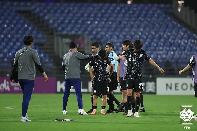 이민성 감독이 이끄는 U23 대표팀이 베트남에 패배한 뒤 아쉬워하고 있다. (대한축구협회 제공)