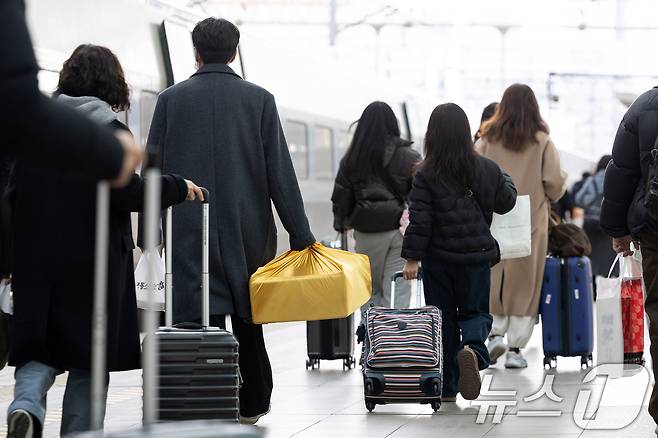 설 명절을 앞둔 26일 오전 서울 용산구 서울역에서 귀성객들이 열차에 탑승하기 위해 발걸음을 옮기고 있다. 2025.1.26/뉴스1 ⓒ News1 이승배 기자