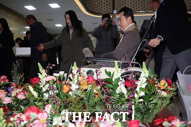 장 대표가 국회 로텐더홀에서 22일 낮 8일째 이어간 단식을 종료하고 병원으로 가기 위해 이동하는 모습. 장 대표가 병원으로 옮겨진 뒤에도 농성장을 찾는 국민의힘 당원과 장 대표 지지자들의 발길이 이어졌다. /배정한 기자