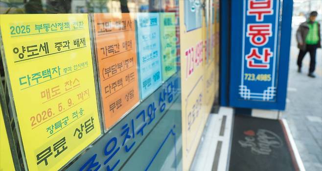 23일 서울 서대문구의 한 공인중개사무소에 다주택자를 겨냥해 ‘5월 9일까지 주택을 팔면 양도세 중과를 피할 수 있다’는 광고가 붙어 있다. 이날 이재명 대통령은 소셜미디어를 통해 “5월 9일 만기인 다주택자 양도세 면제 연장은 전혀 고려하지 않고 있다”며, 양도세 중과 제도 부활로 집값을 잡겠다는 뜻을 밝혔다./장경식 기자