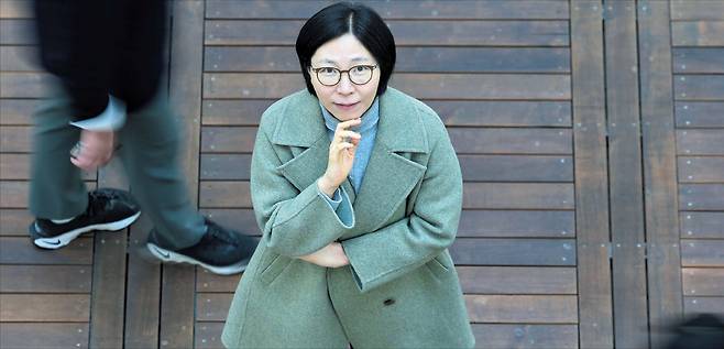 박성원 기자김수영 서울대 사회복지학과 교수가 오가는 행인 속에서 홀로 서 있는 모습. 그는 혼자서 잘살려면 “집, 직장이 아닌 제 3의 공간이 꼭 필요하다”고 했다.