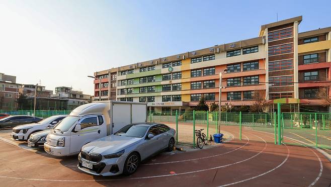 3년전 폐교된 서울 광진구 화양초등학교. 인구가 감소해 폐교한 화양초등학교 주차장이 거주자 우선 주차장으로 운영되고 있다./박성원 기자