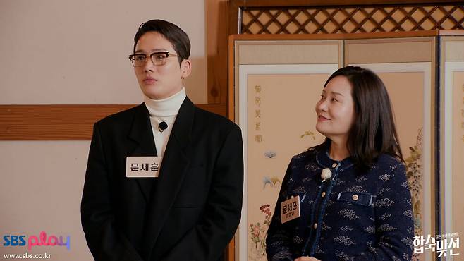 연애프로그램 ‘합숙 맞선’에서는 캐리어 대신 어머니 손을 잡고 등장하는 싱글 남녀 10명이 어머니와 함께 5박6일간 합숙한다. SBS 제공