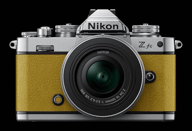 1980년대 니콘 대표 필름카메라인 FM2 디자인을 그대로 계승해 만든 헤리티지 라인 카메라 Zfc 제품. 사진 니콘이미징코리아