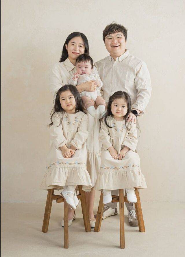 신동재 이은주 부부가 3남매와 함께 찍은 가족사진.