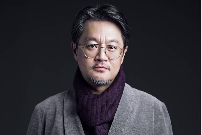 우민호 감독은 '마초 감독'이라는 이미지와 관련해 "사실 고양이 세 마리를 키우는 집사"라며 "극 중 뜨개질을 하는 여성들의 장면이 나오는데 그런 장면을 한 번도 찍어본 적이 없었다. 재미있게 나와서 '내가 이런 데 소질 있다'고 생각했다"고 웃었다. 월트디즈니 컴퍼니 코리아 제공