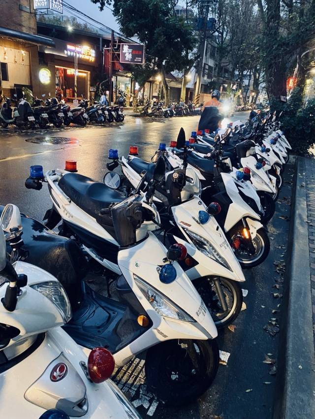 ▲ 대만 파출소 앞에 주차된 경찰이륜차들. 대만의 경찰들은 한국에 비해 권위가 있다. 한국처럼 시민들이 경찰 공무원에게 대들고 함부로 대하지 않는 건 분명히 장점이 있어 보인다. ⓒ필자