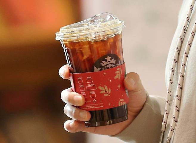 겨울에도 아이스커피를 찾는 ‘얼죽아’ 문화 속에서 얼음을 끝까지 씹는 행동이 늘고 있다. 연합뉴스