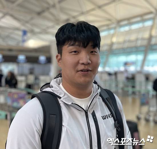 23일 인천국제공항을 통해 미국으로 출국한 LG 트윈스 문보경이 출국 전 취재진과 인터뷰에 응하고 있다. 인천공항, 김유민 기자