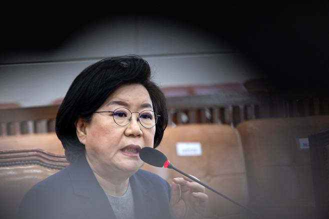 자 = 이혜훈 기획예산처 장관 후보자가 지난 23일 국회 재정경제기획위원회에서 열린 인사청문회에서 의원 질의에 답하고 있다. /연합뉴스