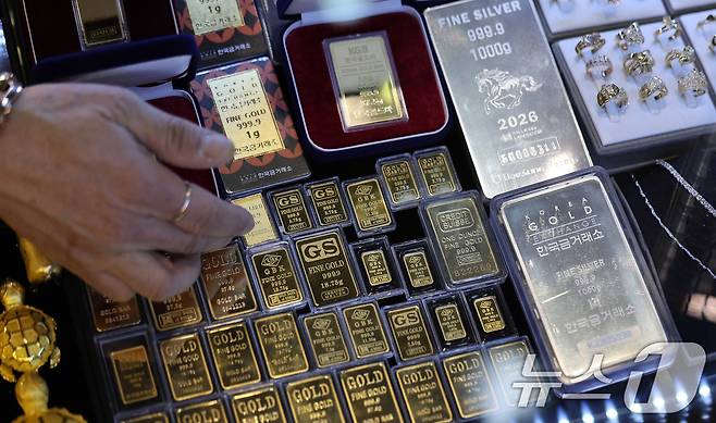25일 서울의 귀금속 상가에 금과 은 제품이 진열돼 있다. 금값과 은값이 올 들어 폭등세를 이어가는 가운데 은값은 사상 처음으로 온스당 100달러를 돌파했고, 금값도 최고치를 경신하며 온스당 5000달러에 바짝 다가섰다. 2026.1.25/뉴스1 ⓒ News1 박지혜 기자