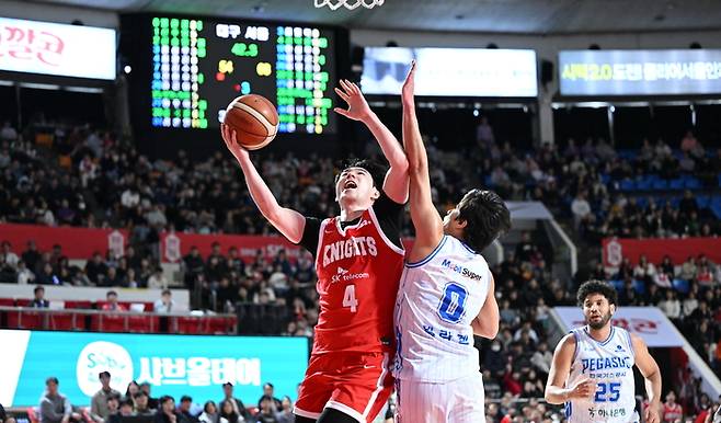서울 SK 김낙현이 24일 서울 잠실학생체육관에서 열린 2025~2026 LG전자 프로농구 한국가스공사전에서 레이업 슛을 시도하고 있다. 사진 | KBL