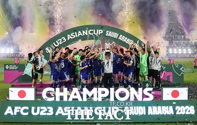 일본이 25일 중국과 2026 AFC U23 아시안컵 결승전에서 4-0 승리를 거둬 대회 2연패와 통산 3회 우승의 위업을 달성한 뒤 챔피언 트로피를 들고 환호하고 있다./제다=신화.뉴시스