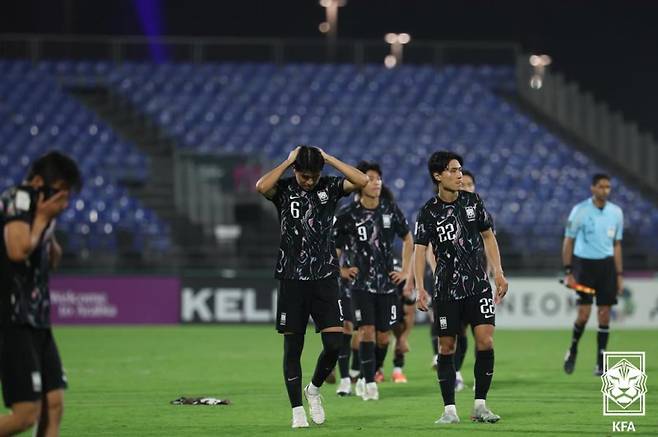 대한민국 23세 이하(U-23) 축구 대표팀 선수들이 24일(한국시간) 사우디아라비아 제다의 킹 압둘라 스포츠 시티 홀 스타디움에서 열린 아시아축구연맹(AFC) U-23 아시안컵 베트남과의 3·4위전에서 승부차기 끝에 패배한 뒤 아쉬워하고 있다.대한축구협회 제공