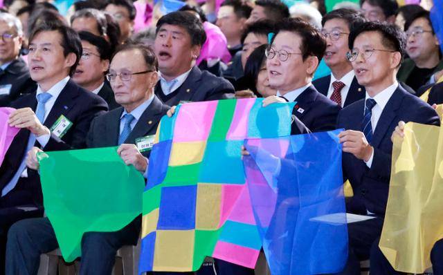 2025년 12월 경기 고양 킨텍스에서 열린 제22기 민주평화통일자문회의 출범회의에서 이재명 대통령과 이해찬 수석부의장, 조국 조국혁신당 대표 등 참석자들과 '함께하는 다짐, 함께 부르는 평화' 대합창을 하고 있다. 고양=대통령실통신사진기자단