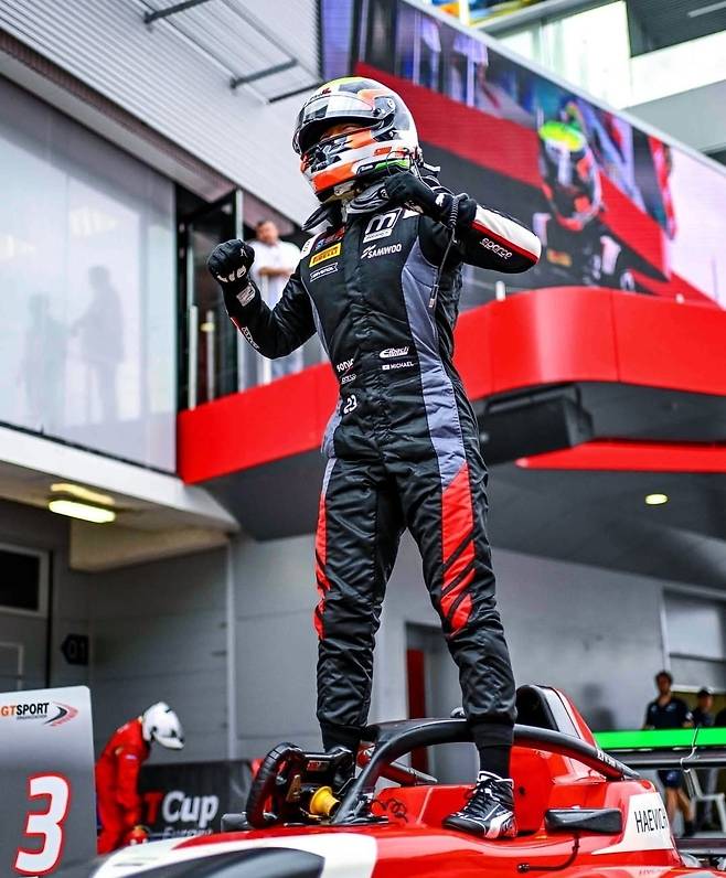 신우현이 스페인 바르셀로나 카탈루냐 서킷에서 열린 '2025 유로 포뮬러 오픈' 7라운드의 레이스 3에서 시즌 네번째 우승을 차지한 모습. 사진=유로포뮬러 오픈