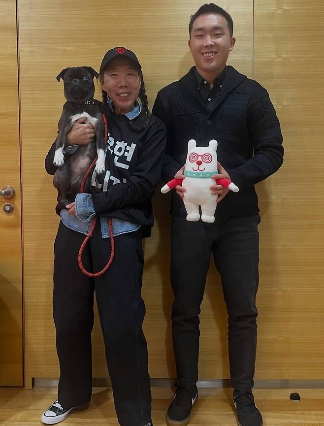 신우현이 MBC 예능 프로그램 ‘전지적 참견 시점’에 어머니 정윤이 해비치호텔앤드리조트 고문과 함께 출연한 모습. 사진=MBC