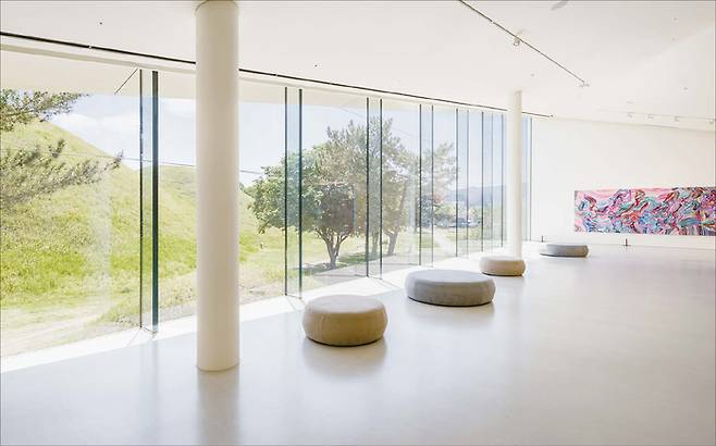 오아르미술관은 왕릉뷰(view)를 위해 미술관 생명인 ‘가장 긴 벽’을 과감히 포기했다.(오아르 미술관 제공)