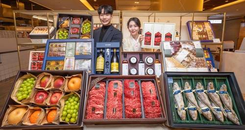 서울 강남구에 위치한 현대백화점 무역센터점에서 직원들이 2026년 설 선물세트 주요 상품들을 소개하고 있다.사진제공=현대백화점
