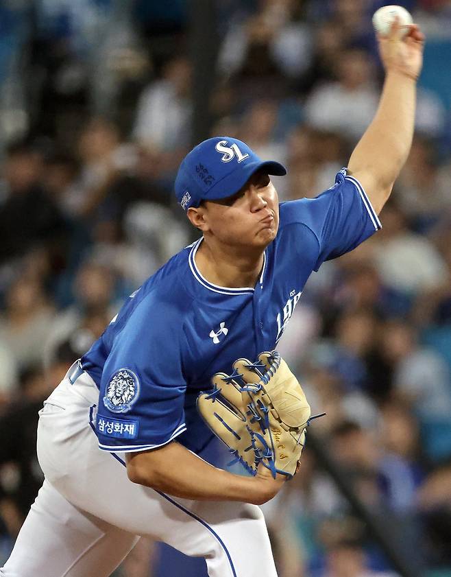 삼성이 25일 연봉 재계약 대상자 68명과 연봉 계약을 마쳤다. 팀 내 최고 인상률(200%)을 기록한 배찬승은 2026시즌 9000만 원의 연봉을 받는다. 뉴시스