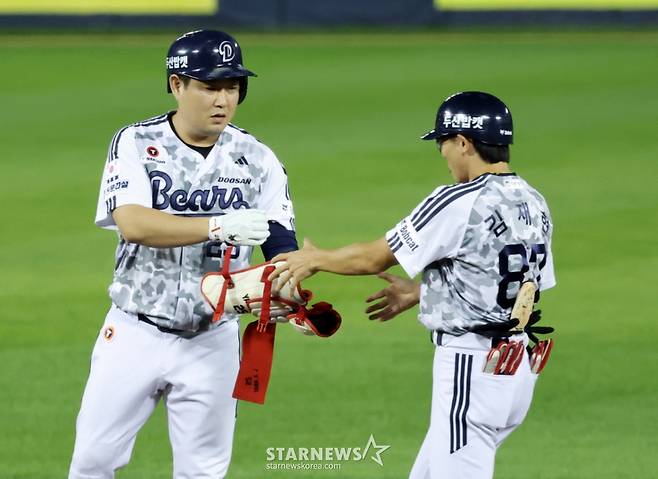 두산 4번타자 양의지가 10일 잠실구장에서 열리는 2025KBO리그 두산베어스와 LG트윈스 경기 2회말 선두타자 안타로 출루하고 있다. /사진=강영조 선임기자