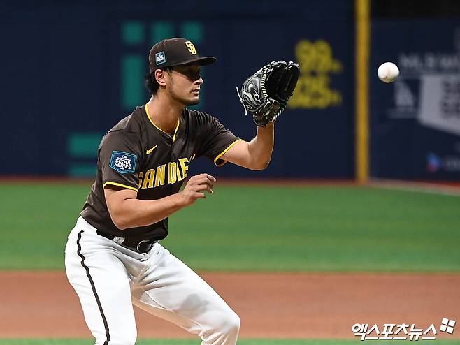 은퇴설에 휩싸인 일본인 투수 다르빗슈 유가 25일 자신의 SNS를 통해 소속팀 샌디에이고와 계약 해지에 관해 이야기를 나누고 있다고 밝혔다. 다만 은퇴설에 대해서는 선을 그었다. 현재 팔꿈치 재활에 전념하고 있으며 다시 투구할 수 있는 단계에 이르면 처음부터 시작한다는 각오로 경쟁할 것이라고 전했다. 엑스포츠뉴스 DB