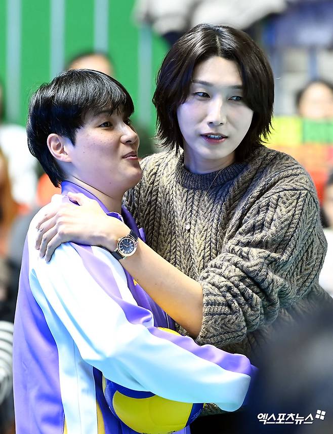 김연경(오른쪽)이 25일 강원도 춘천 호반체육관에서 열린 진에어 2025-2026 V리그 올스타전에 참석, 김희진과 인사하는 모습. 사진 고아라 기자