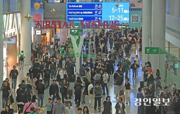 사진은 지난 10월 1일 인천국제공항 제1여객터미널 출국장의 모습. 2025.10.01 /조재현기자 jhc@kyeongin.com