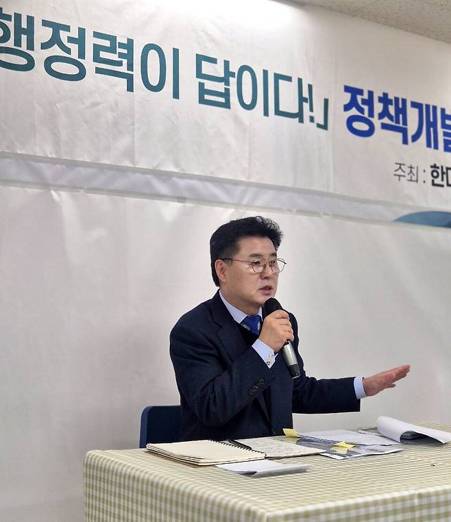 ▲ 한대희 전 군포시장이 지난 23일 열린 송부·대야지역 주민 정책 간담회에서 대야·송부동 신도시 개발에 따른 교통 인프라 확충 방안 등을 설명하고 있다. /사진제공=한대희 전 군포시장 캠프