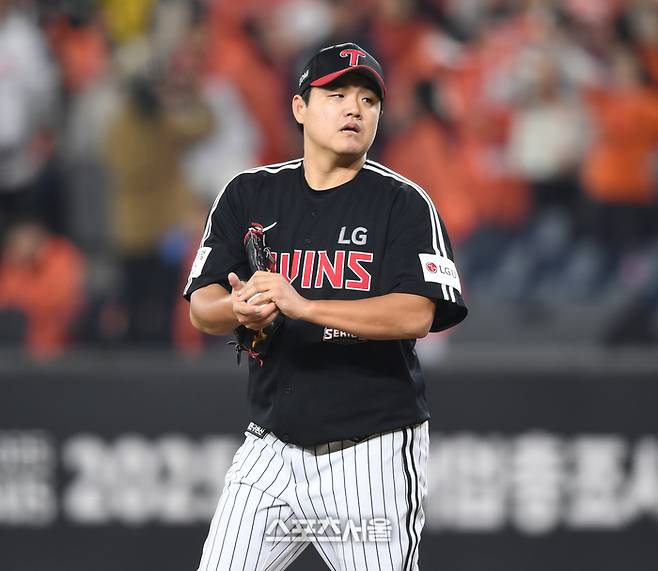 LG 투수 장현식이 30일 대전 한화생명볼파크에서 열린 2025 KBO 한국시리즈 4차전 한화와 경기 7회말 1사1루 상대 손아섭 내야안타 때 실책으로 2,3루가 되자 아쉬워하고 있다. 대전 | 최승섭기자 thunder@sportsseoul.com